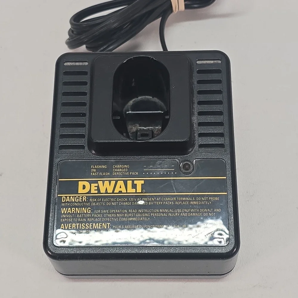 Dewalt Battery Charger DW9104 Standard One Hour Type 2 1.8 Amps 120V‎ OEM Black